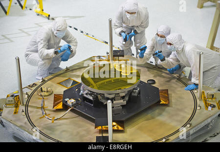 Le seul miroir secondaire et un autre miroir primaire qui va voler à bord de la NASA Télescope Spatial James Webb de la NASA est arrivé au rendez-vous Banque D'Images