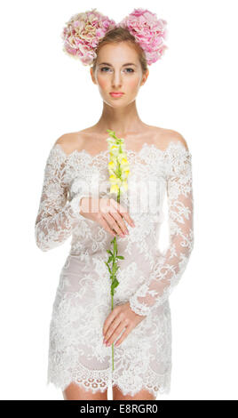 Portrait de la belle fille blonde avec l'hydrangea dans ses cheveux Banque D'Images