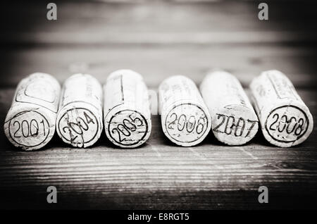 Du vin bouchons sur le fond en bois. Le noir et blanc Banque D'Images