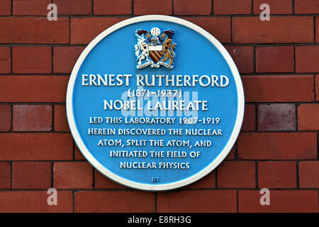 Blue plaque commémorant l'œuvre d'Ernest Rutherford, Coupland Street, Manchester. La Grande-Bretagne Banque D'Images