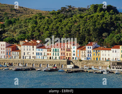 Maisons au bord de l'eau colorée dans le port de Port-Vendres, Roussillon, Pyrénées Orientales, côte Vermeille, France Banque D'Images