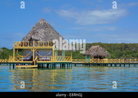 Bungalow sur l'eau avec toit de chaume, la mer des Caraïbes, Bocas del Toro, PANAMA, Amérique Centrale Banque D'Images