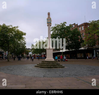 Le cadran solaire au centre du marché Vert à Carlisle, Cumbria. Banque D'Images