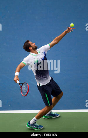 Marin Cilic (CRO) bat Roger Federer (SUI dans la demi-finale des hommes. Banque D'Images