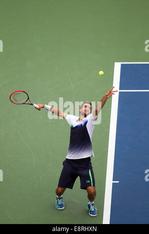 Marin Cilic (CRO) bat Roger Federer (SUI dans la demi-finale des hommes. Banque D'Images