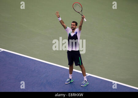 Marin Cilic (CRO) bat Roger Federer (SUI dans la demi-finale des hommes. Banque D'Images