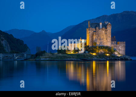 Le crépuscule sur le château d'Eilean Donan le long de Loch Duich, Dornie, Highlands, Scotland Banque D'Images