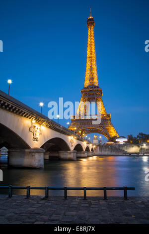 Crépuscule au-dessous de la Tour Eiffel et le Pont d'Iéna, le long de la Seine, Paris, France Banque D'Images