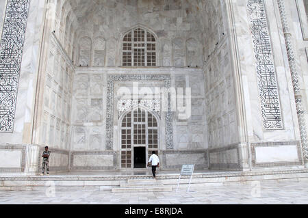 Premier visiteur sur le Mausolée du Taj Mahal à Agra tôt le matin Banque D'Images