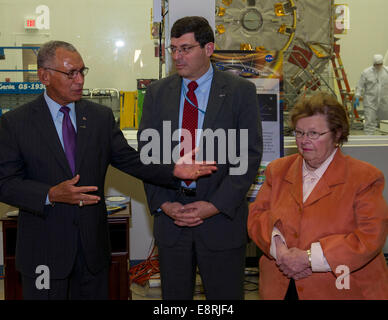 22 octobre 2013 - (de gauche à droite) l'administrateur de la NASA Charles Bolden, Directeur du Centre Goddard de la NASA Chris Scolese et Maryland Senat Banque D'Images