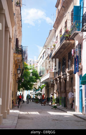 L'architecture coloniale espagnole et les rues étroites dans la vieille ville de La Havane à Cuba. Banque D'Images