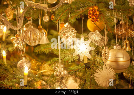 Close-up de décorations sur l'arbre de Noël Banque D'Images