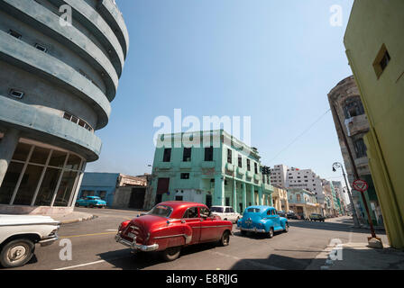 2014 image de vintage voitures américaines approchant d'une intersection à San Lazaro juste après le fameux Hôtel Deauville, Banque D'Images