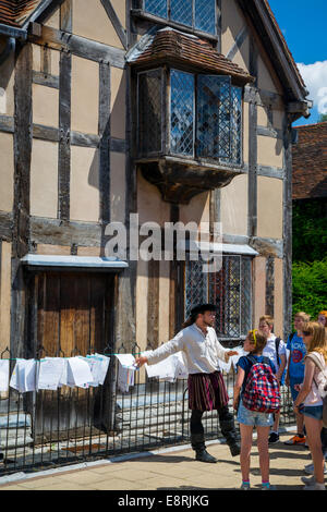 Acteur shakespearien guider un groupe d'enfants de l'école ci-dessous Wm accueil Shakespeare à Stratford upon Avon, Warwickshire, Angleterre Banque D'Images