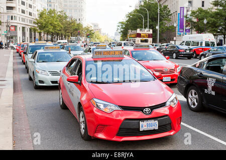 Les taxis bloquent le trafic au cours de grève des taxis en face de l'Hôtel de ville du District de Columbia - Washington, DC USA Banque D'Images