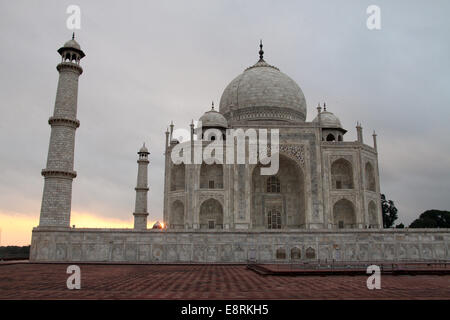 Taj Mahal à Agra tôt le matin quand le soleil se levant à peine Banque D'Images