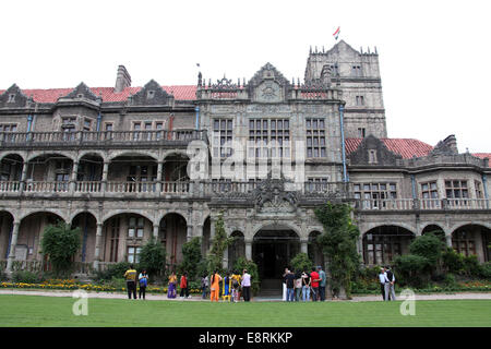 Visiteurs en attente d'une visite de l'Viceregal Lodge situé dans l'Observatoire collines de Shimla en Inde du nord Banque D'Images