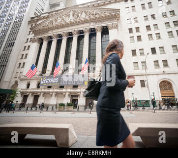 Les touristes en face de la Bourse de New York qui est décoré pour Vectrus sur fête son récente inscription Banque D'Images