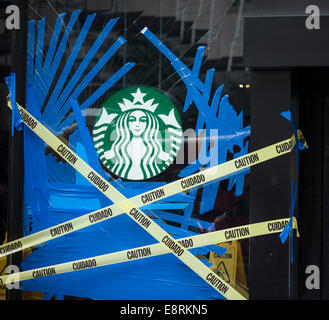 Un Starbucks café sur la Cinquième Avenue à New York sports une vitre cassée Banque D'Images
