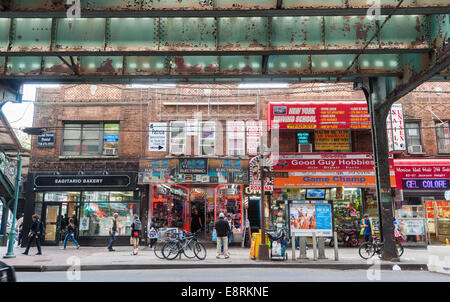 Les entreprises et les activités sous le nombre élevé 7 train dans le quartier de Jackson Heights dans le Queens à New York Banque D'Images