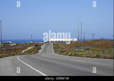 Le 8 octobre 2012, le propulseur d'appoint de premier étage de la fusée Atlas V de l'United Launch Alliance a été transporté par camion jusqu'au Space Launch Complex-3E de la base spatiale de Vandenberg en préparation de son lancement. L'opération impliquait des véhicules aérospatiaux, de la logistique et des systèmes d'ingénierie pour les missions spatiales. Banque D'Images