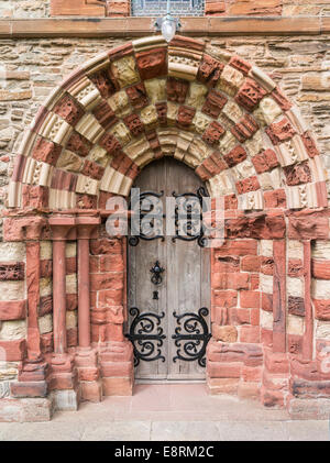 La Cathédrale Saint Magnus, célèbre pour son utilisation de pierres de couleurs différentes. Kirkwall, Orkney Islands, en Écosse. Banque D'Images