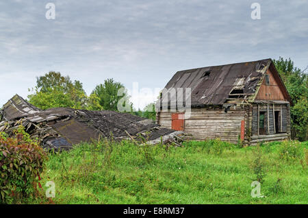 Très vieille maison de bois et grange dans village. Banque D'Images