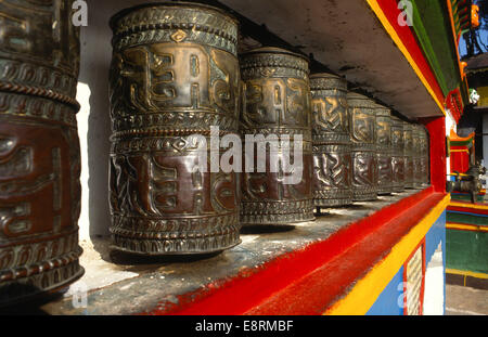 Roues de prière au monastère de gum au Sikkim, Inde Banque D'Images
