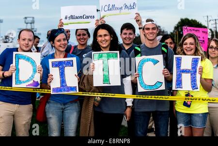 Lexington, Kentucky, USA. 13 Oct, 2014. Les gens manifester devant de KET, New York la télévision éducative, où le seul débat au Sénat du Kentucky a lieu ce soir entre démocrate et républicain Mitch McConnell Alison Lundergan Grimes. Crédit : Brian Cahn/ZUMA/Alamy Fil Live News Banque D'Images