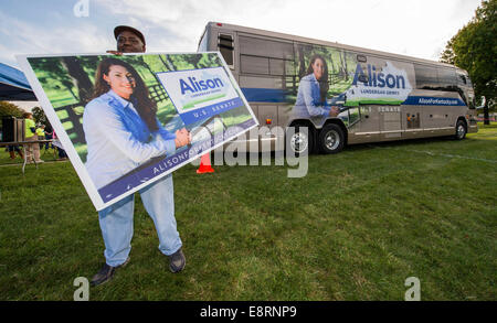 Lexington, Kentucky, USA. 13 Oct, 2014. MAX THOMAS démontre pour Alison Grimes en dehors de KET, New York la télévision éducative, d'où la campagne de la saison seulement Kentucky Sénat débat ait lieu ce soir entre démocrate et républicain Mitch McConnell Alison Lundergan Grimes. Crédit : Brian Cahn/ZUMA/Alamy Fil Live News Banque D'Images