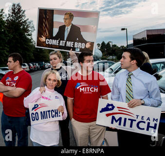 Lexington, Kentucky, USA. 13 Oct, 2014. Les gens manifester devant de KET, New York la télévision éducative, où le seul débat au Sénat du Kentucky a lieu ce soir entre démocrate et républicain Mitch McConnell Alison Lundergan Grimes. Crédit : Brian Cahn/ZUMA/Alamy Fil Live News Banque D'Images