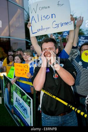 Lexington, Kentucky, USA. 13 Oct, 2014. Les gens manifester devant de KET, New York la télévision éducative, où le seul débat au Sénat du Kentucky a lieu ce soir entre démocrate et républicain Mitch McConnell Alison Lundergan Grimes. Crédit : Brian Cahn/ZUMA/Alamy Fil Live News Banque D'Images