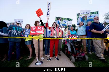 Lexington, Kentucky, USA. 13 Oct, 2014. Les gens manifester devant de KET, New York la télévision éducative, où le seul débat au Sénat du Kentucky a lieu ce soir entre démocrate et républicain Mitch McConnell Alison Lundergan Grimes. Crédit : Brian Cahn/ZUMA/Alamy Fil Live News Banque D'Images