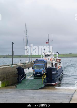 Rousay Island Harbour pendant la pluie et tempête, ferry pour le continent des Orcades, îles Orcades, en Écosse. Banque D'Images