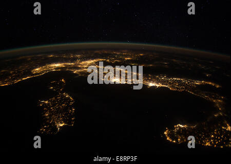 Ce panorama de nuit d'une grande partie de l'Europe a été photographié par l'un des membres de l'équipage Expédition 30 à bord de l'International Spa Banque D'Images