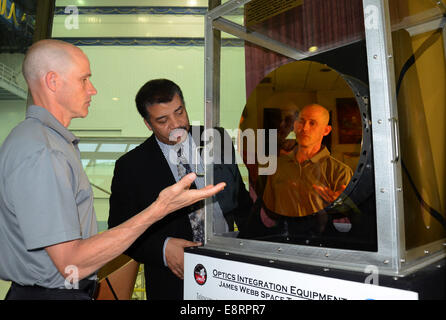 Le Dr Neil deGrasse Tyson a visité avec le Goddard Space Flight Center Réalisateur Chris Scolese et le télescope spatial James Webb plateau Banque D'Images