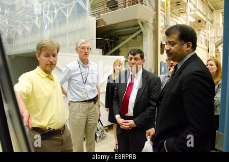 Le Dr Neil deGrasse Tyson a visité avec le Goddard Space Flight Center Réalisateur Chris Scolese et le télescope spatial James Webb plateau Banque D'Images