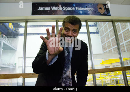 Le Dr Neil deGrasse Tyson a visité avec le Goddard Space Flight Center Réalisateur Chris Scolese et le télescope spatial James Webb plateau Banque D'Images