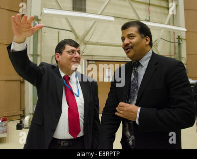 Le Dr Neil deGrasse Tyson a visité avec le Goddard Space Flight Center Réalisateur Chris Scolese et le télescope spatial James Webb plateau Banque D'Images