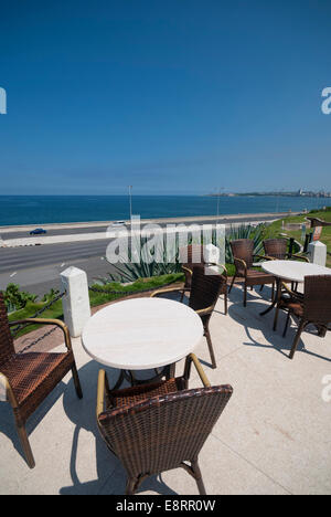 La terrasse de l'Hôtel Nacional de Cuba historique donnant sur le détroit de Floride et Malecon à Vedado La Havane Cuba. Banque D'Images