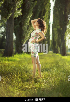 Portrait de la femme enceinte dans le parc Banque D'Images