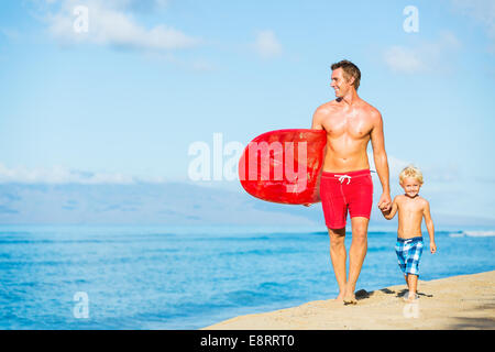 Père et fils aller surfer à la plage Banque D'Images