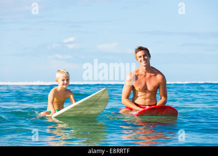 Heureux Père et Fils aller surfer ensemble Banque D'Images