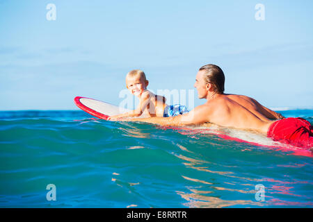 Heureux Père et Fils aller surfer ensemble Banque D'Images