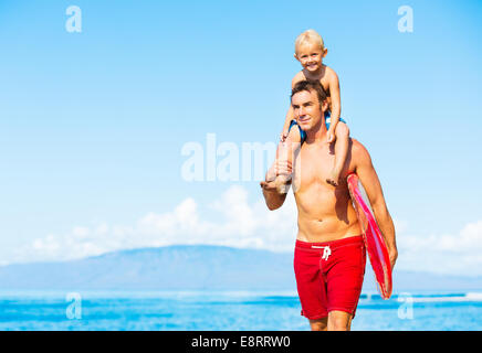 Père et fils aller surfer à la plage Banque D'Images