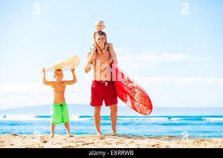 Père et Fils aller surfer à la plage Banque D'Images