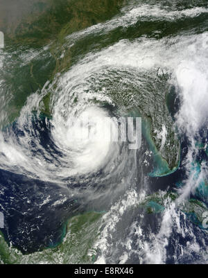 L'ouragan Isaac près de la Terre Banque D'Images