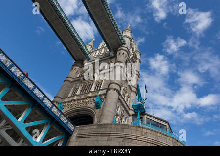 Jusqu'à la vue de la Tamise de l'emblématique Tower Bridge à Londres, Angleterre, RU Banque D'Images