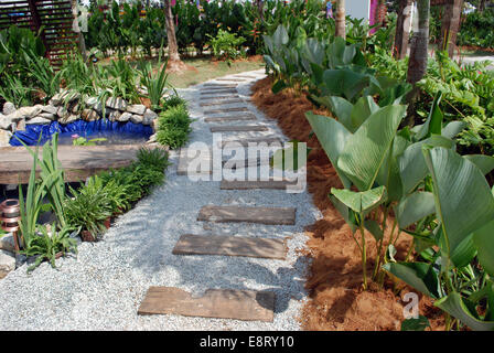 Jardin paysager avec des cailloux et le béton de ronde Banque D'Images