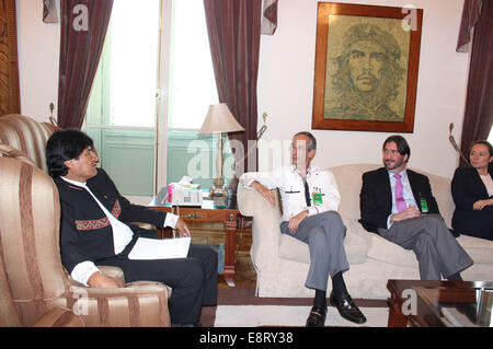 La Paz, Bolivie. 13 Oct, 2014. Le président bolivien Evo Morales (L) rencontre avec Alvaro Colom (2L), l'ancien président du Guatemala et chef de la mission des observateurs de l'Organisation des États américains (OEA), au Palais du Gouvernement, à La Paz, Bolivie, le 13 octobre 2014. © Jose Lirauze/ABI/Xinhua/Alamy Live News Banque D'Images